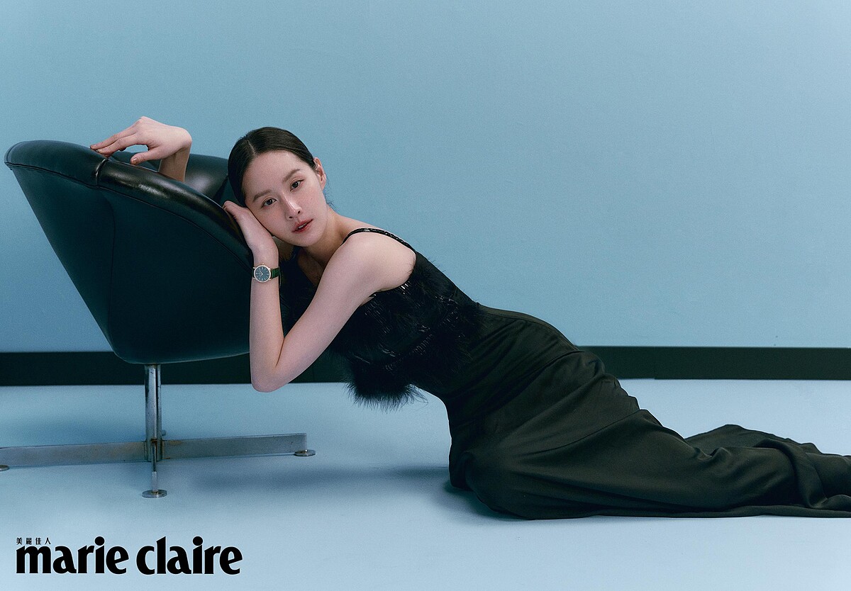 黑色綢緞洋裝，Givenchy；Traditionnelle 手動上鏈腕錶，Vacheron Constantin。