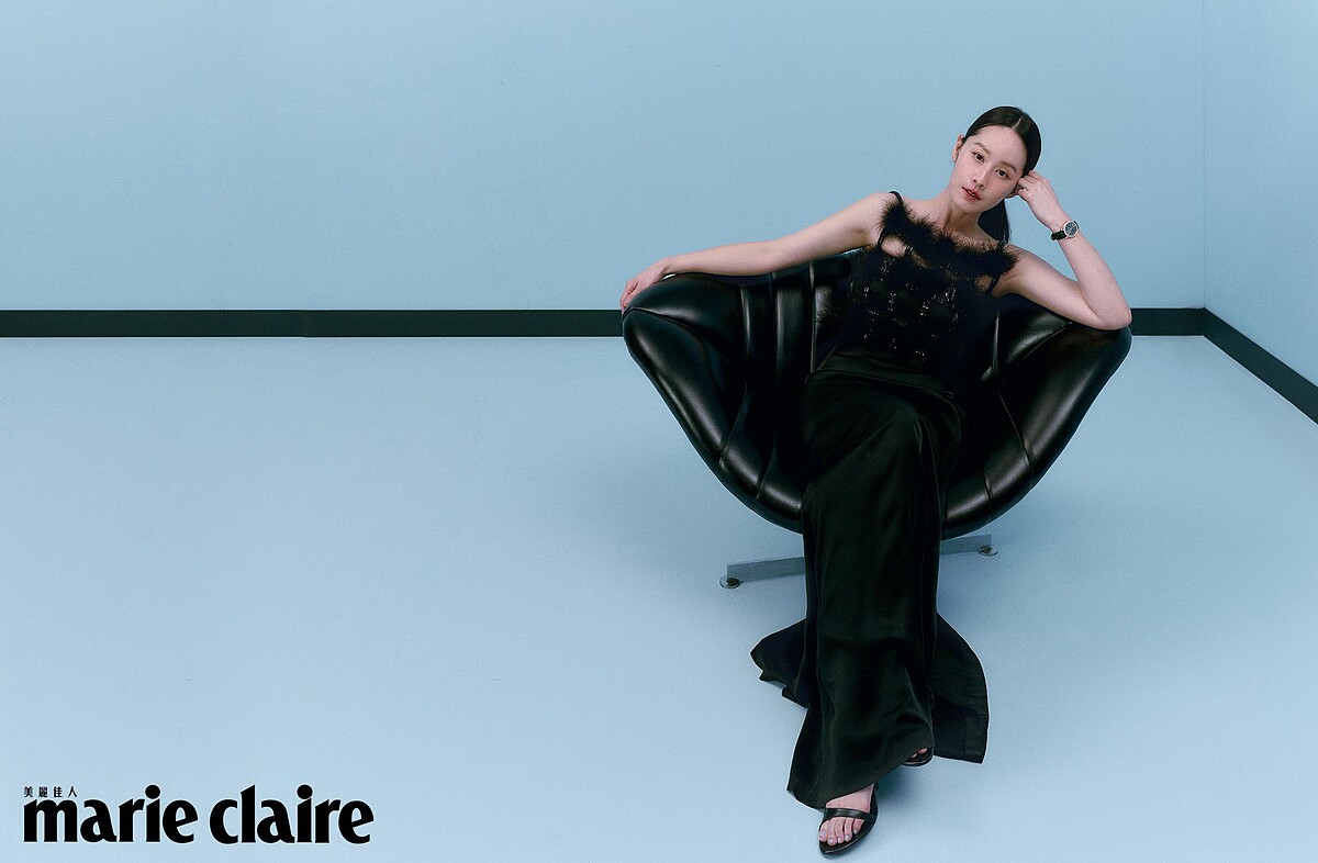 黑色綢緞洋裝、繫帶高跟鞋，all by Givenchy；Traditionnelle 手動上鏈腕錶，Vacheron Constantin。