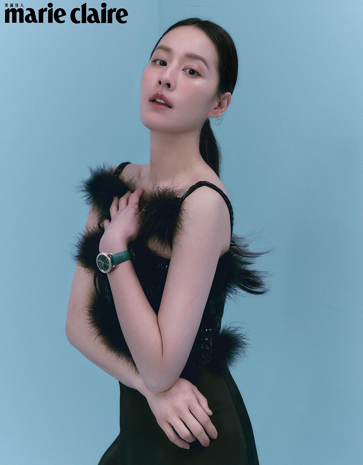 黑色綢緞洋裝，Givenchy；Traditionnelle 手動上鏈腕錶，Vacheron Constantin。