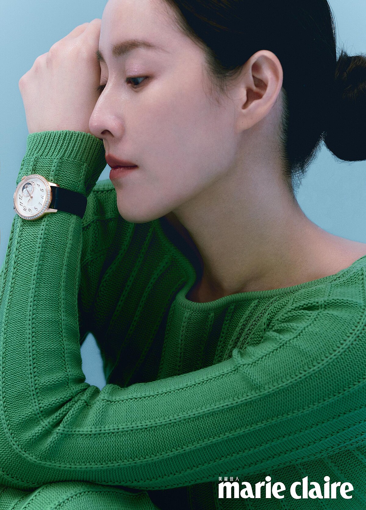 針織連身洋裝，Longchamp；&Eacute;g&eacute;rie月相腕錶，Vacheron Constantin。