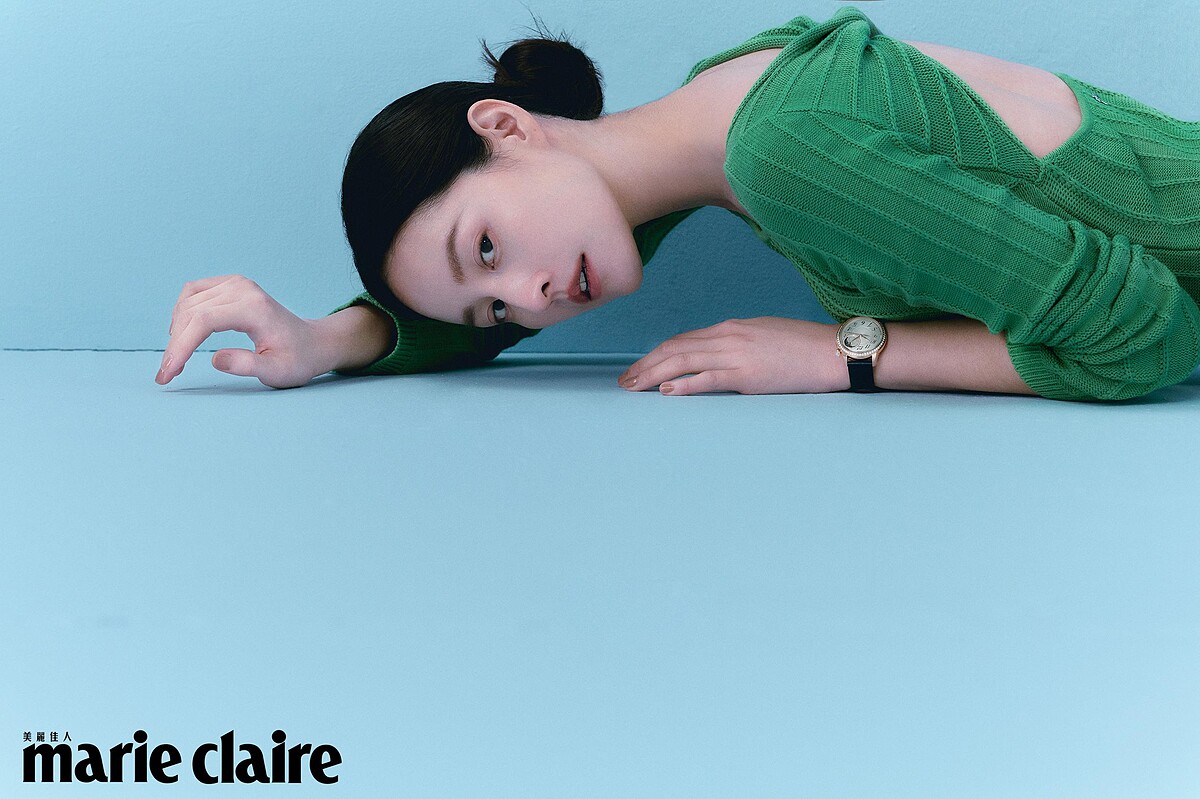 針織連身洋裝，Longchamp；&Eacute;g&eacute;rie月相腕錶，Vacheron Constantin。