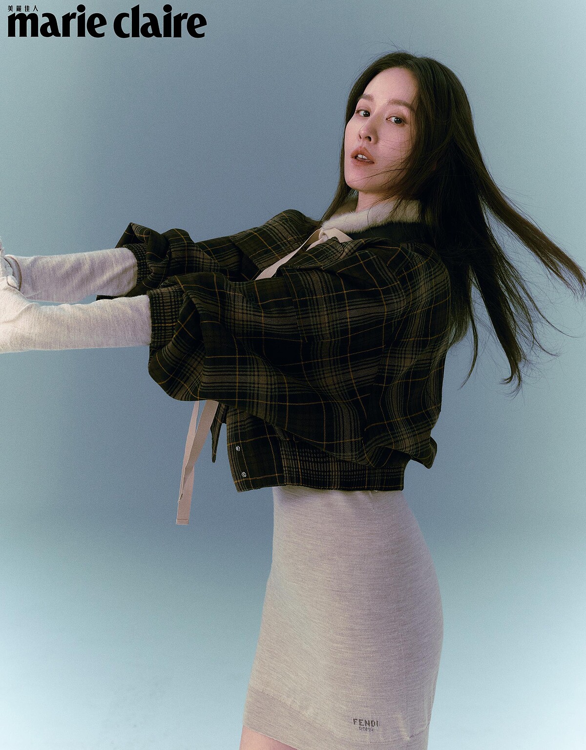 格紋短外套、米灰色連身裙，all by Fendi。