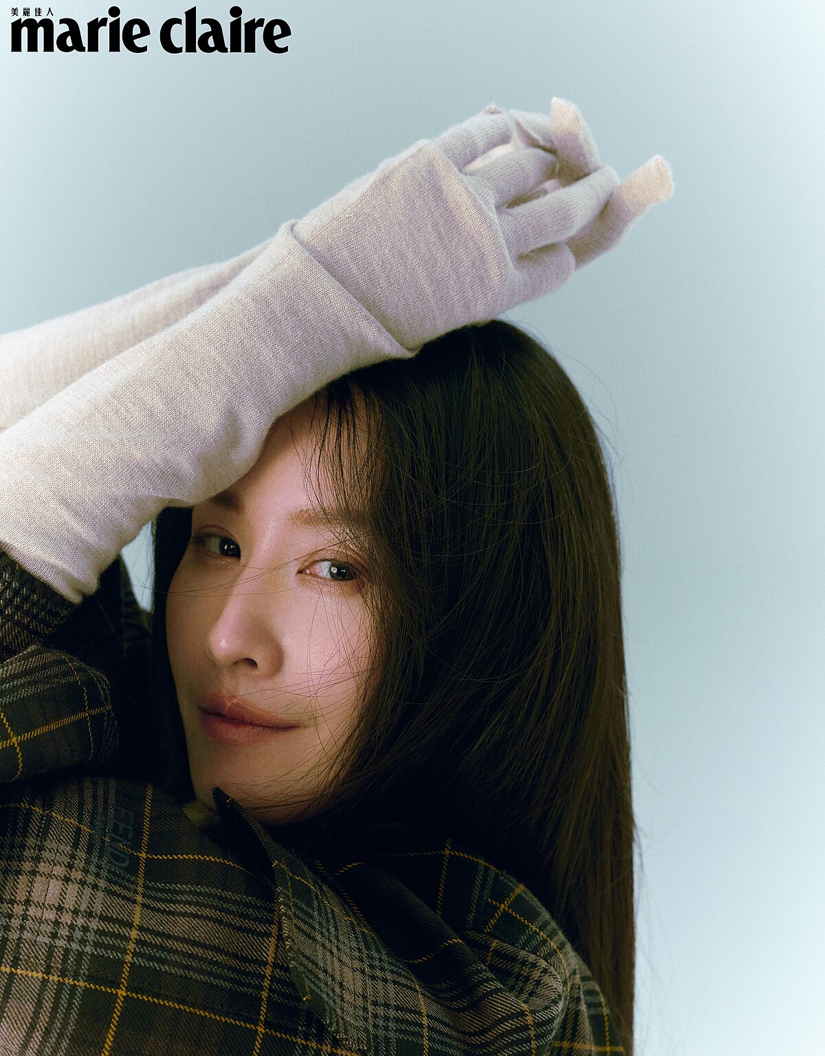 格紋短外套、米灰色連身裙，all by Fendi。