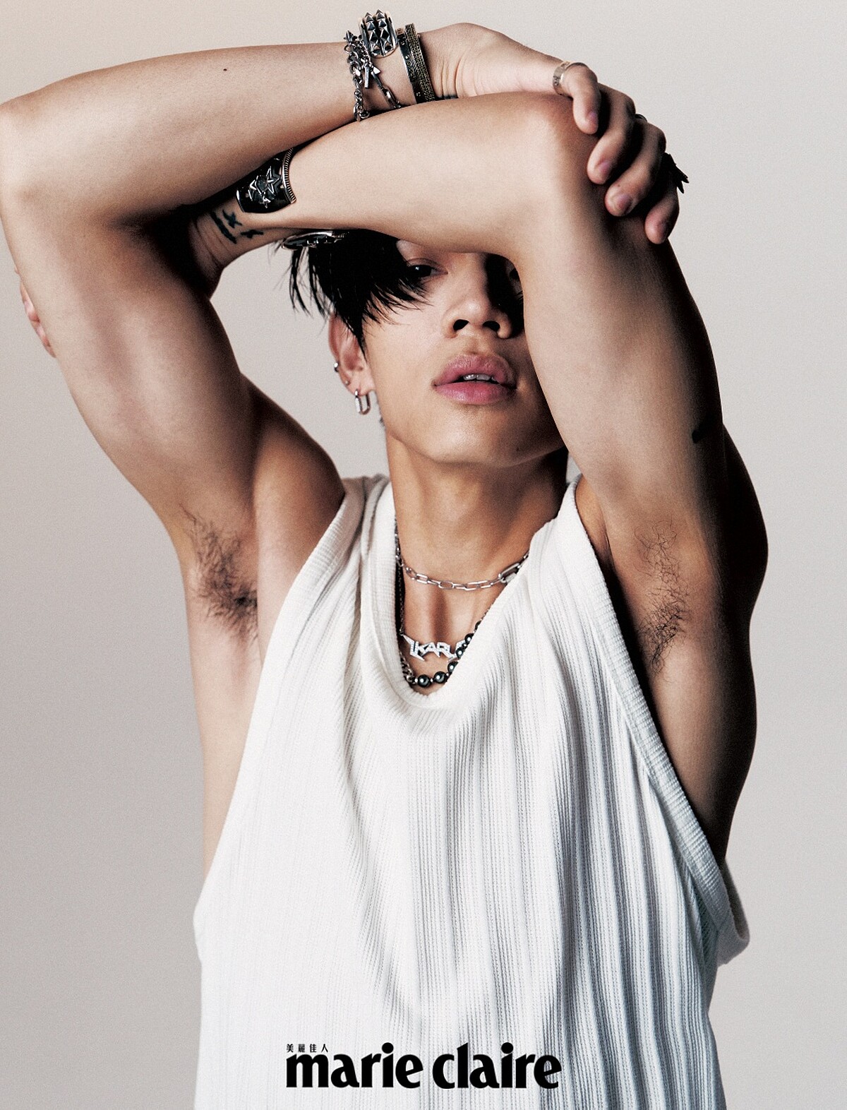 白色背心，Allsaints；純銀星星寬版手環、純銀鉚釘手環，both by Cody Sanderson。