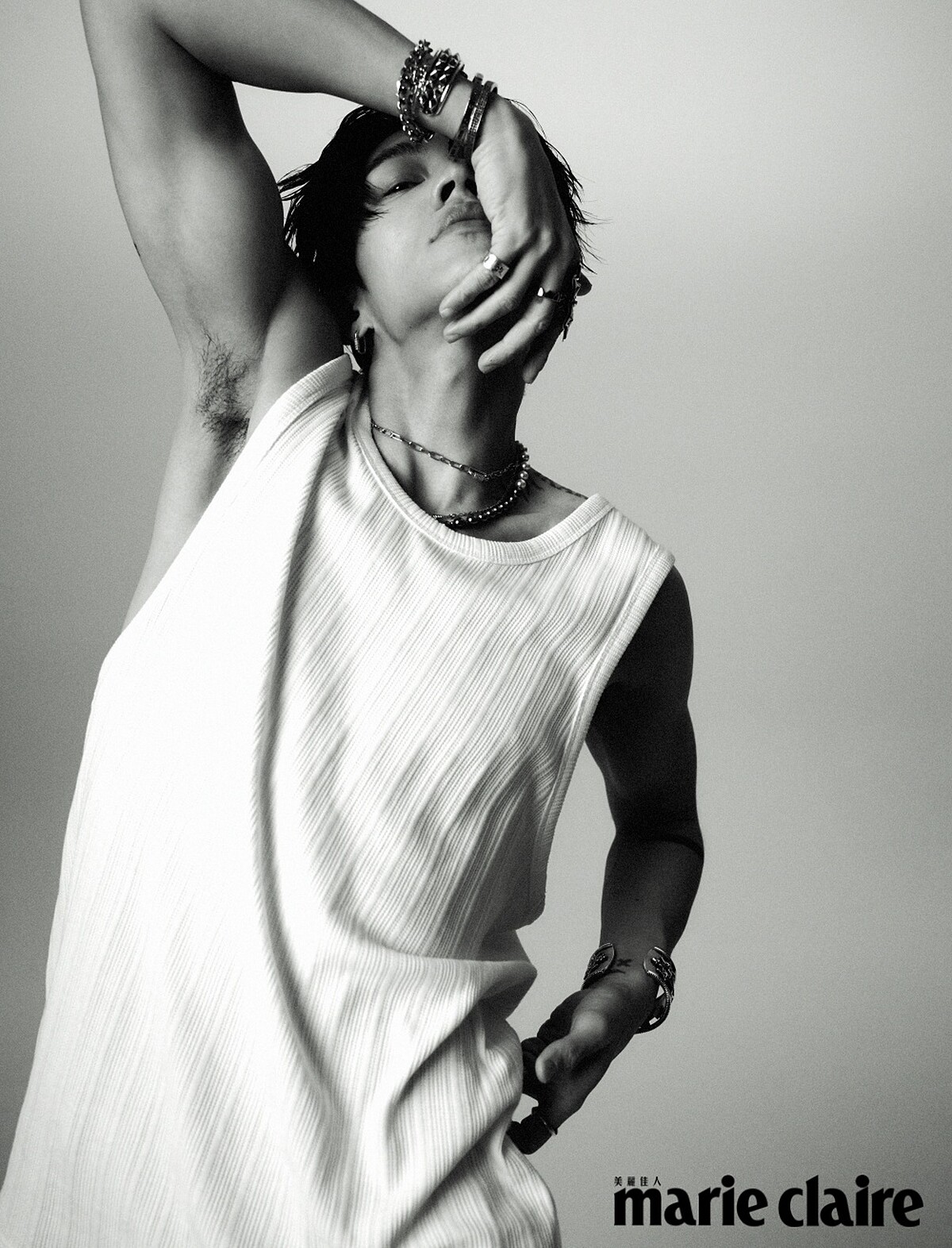 白色背心，Allsaints；純銀星星寬版手環、純銀鉚釘手環，both by Cody Sanderson。