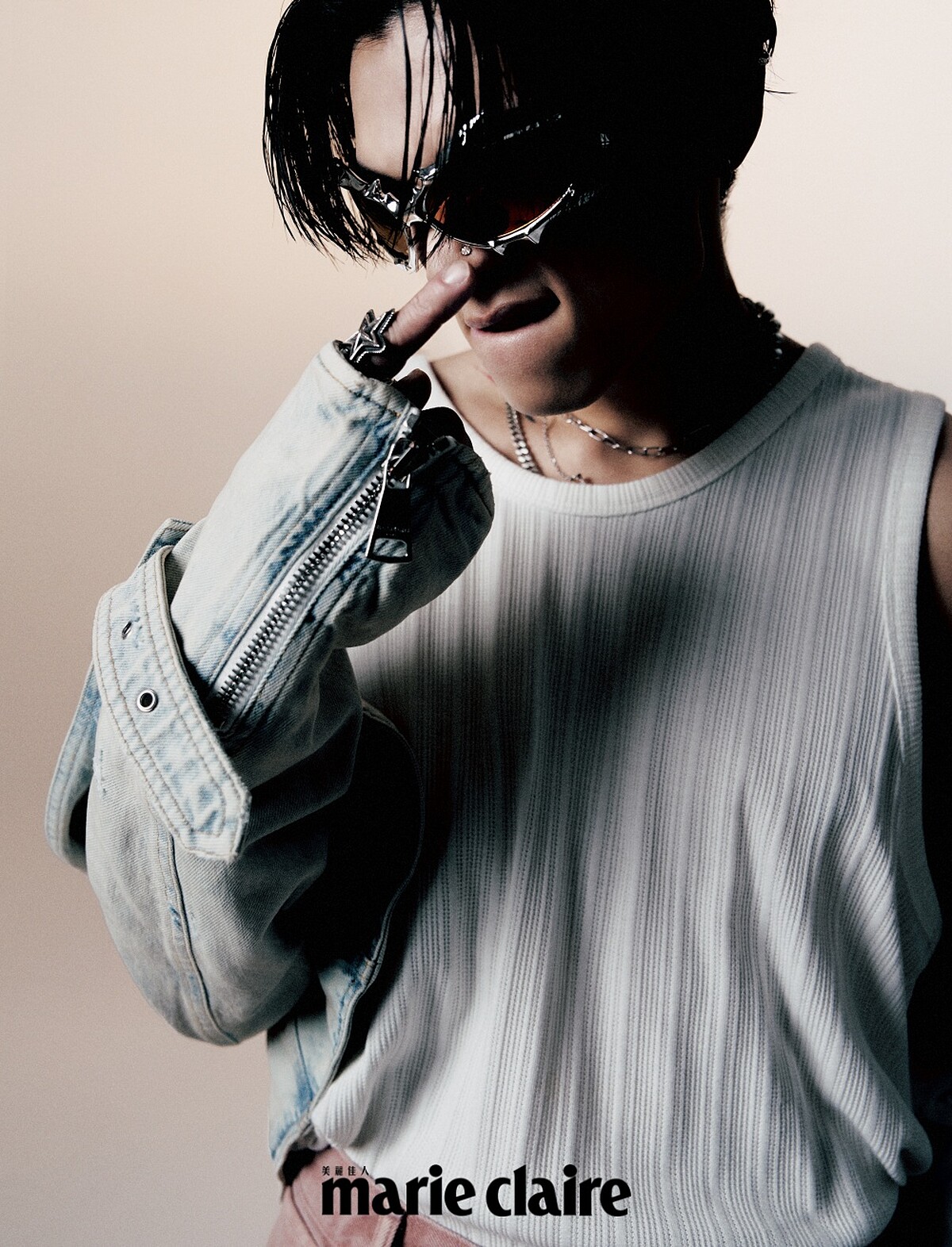 白色背心、粉色丹寧長褲，both by Allsaints；純銀星星寬版手環、純銀鉚釘手環，both by Cody Sanderson；銀色前衛墨鏡，Gentle Monster。