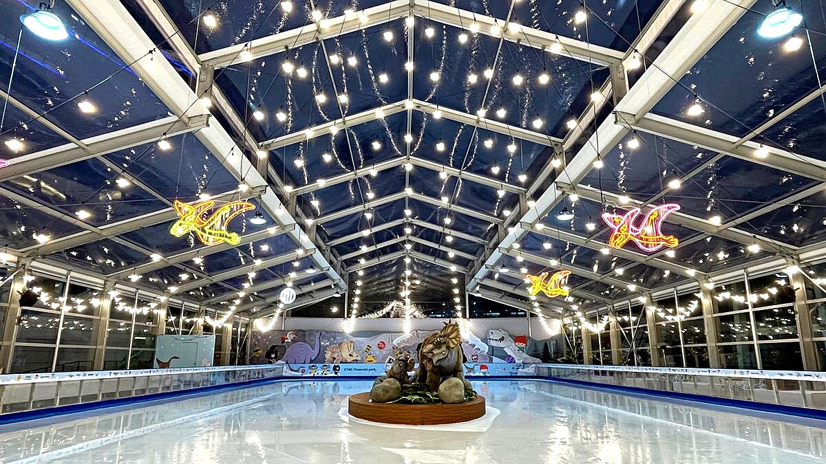 全台唯一免費戶外滑冰場！限時80天＋恐龍主題場景，冬季約會出遊新選擇