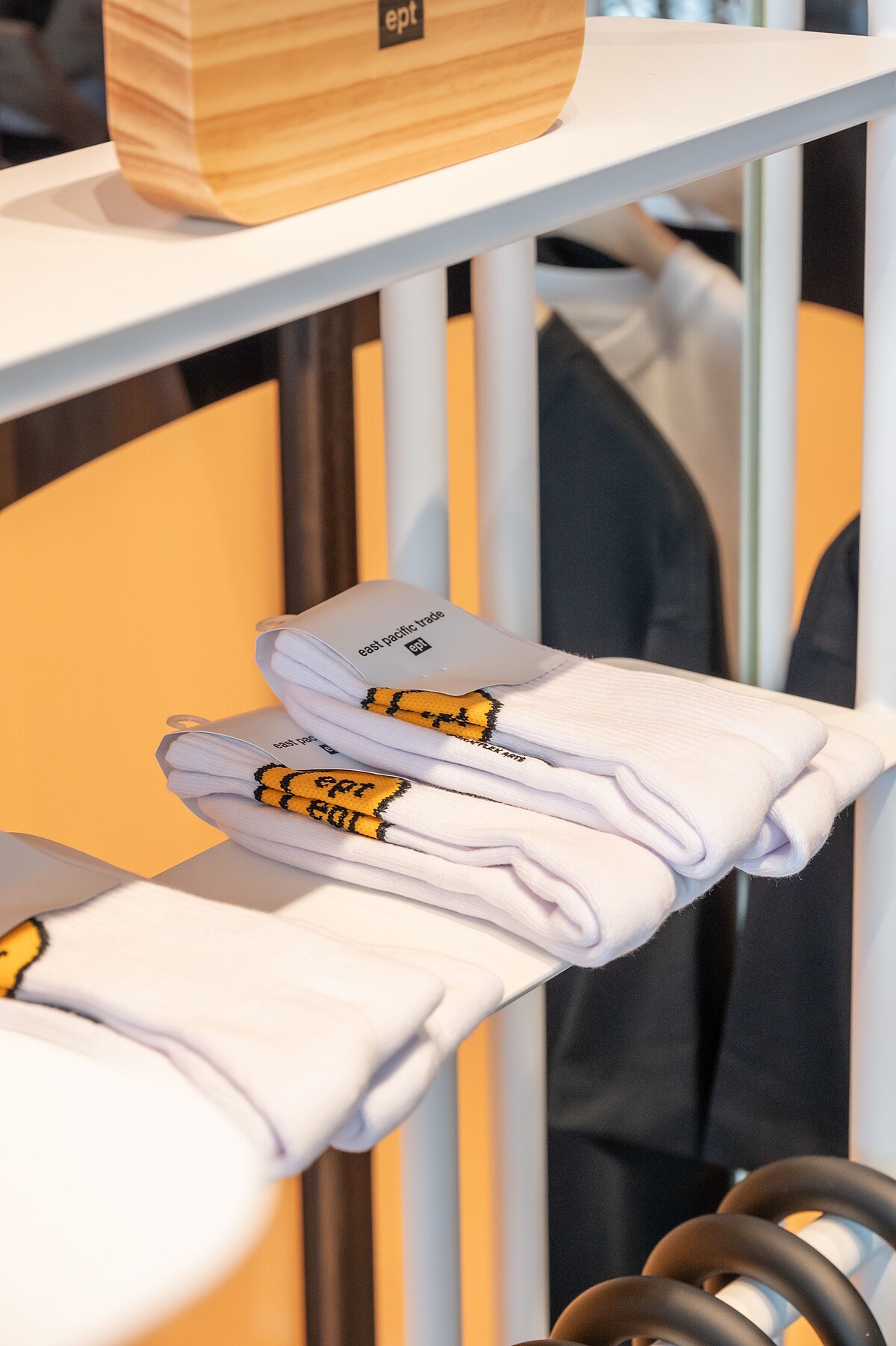 聯名中筒襪,NT$380。