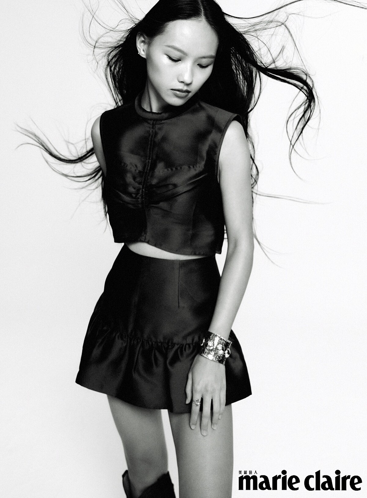 紅色短版背心、紅色短裙，both by Sandro；純銀寬版手環、純銀星星戒指，both by Cody Sanderson；紅色前衛墨鏡，Gentle Monster。