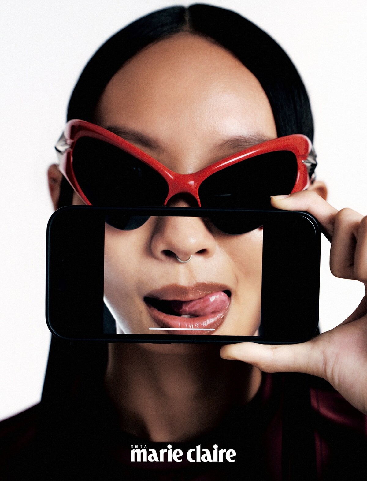 紅色短版背心、紅色短裙，both by Sandro；純銀寬版手環、純銀星星戒指，both by Cody Sanderson；紅色前衛墨鏡，Gentle Monster。