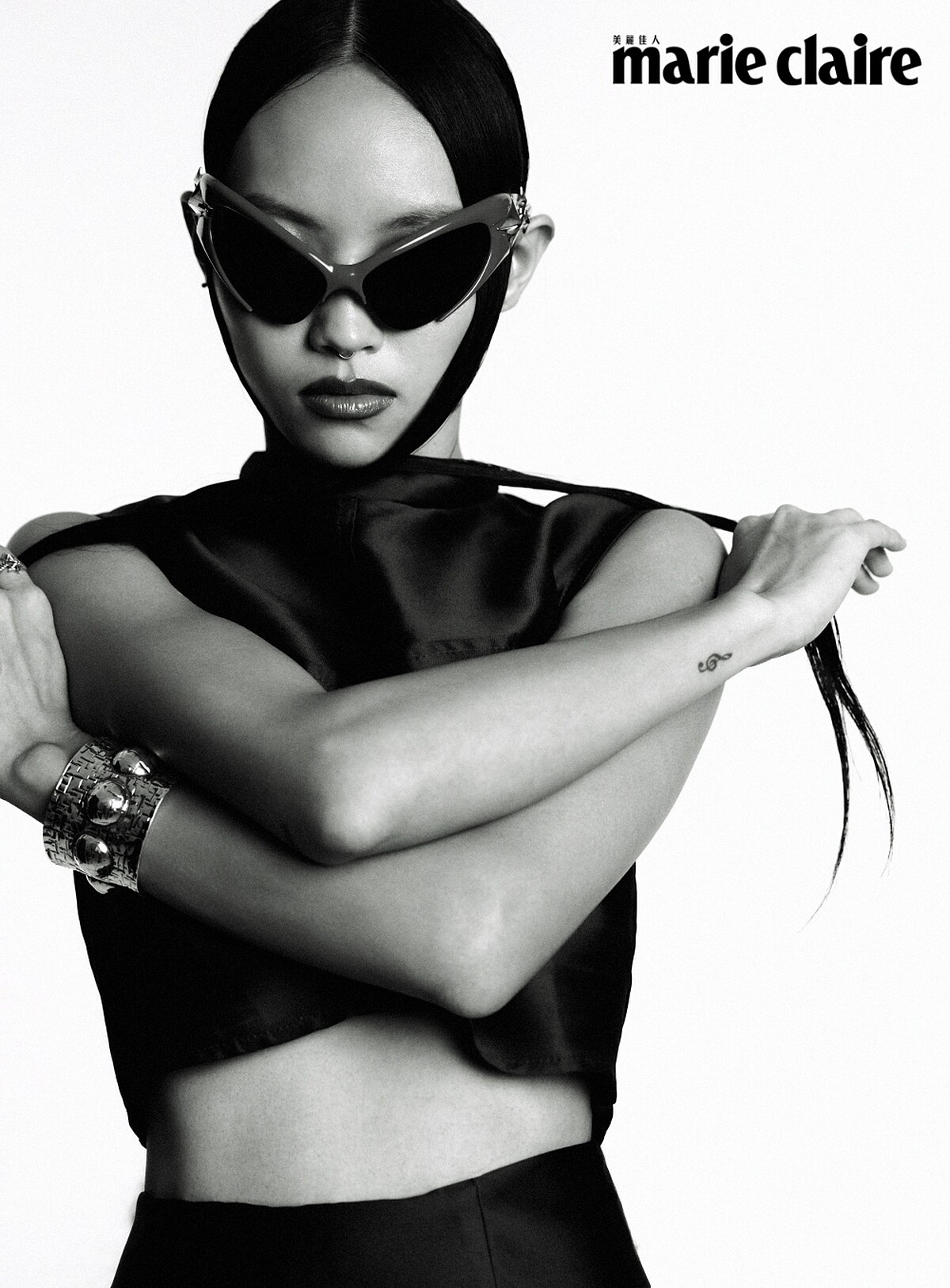 紅色短版背心、紅色短裙，both by Sandro；純銀寬版手環、純銀星星戒指，both by Cody Sanderson；紅色前衛墨鏡，Gentle Monster。