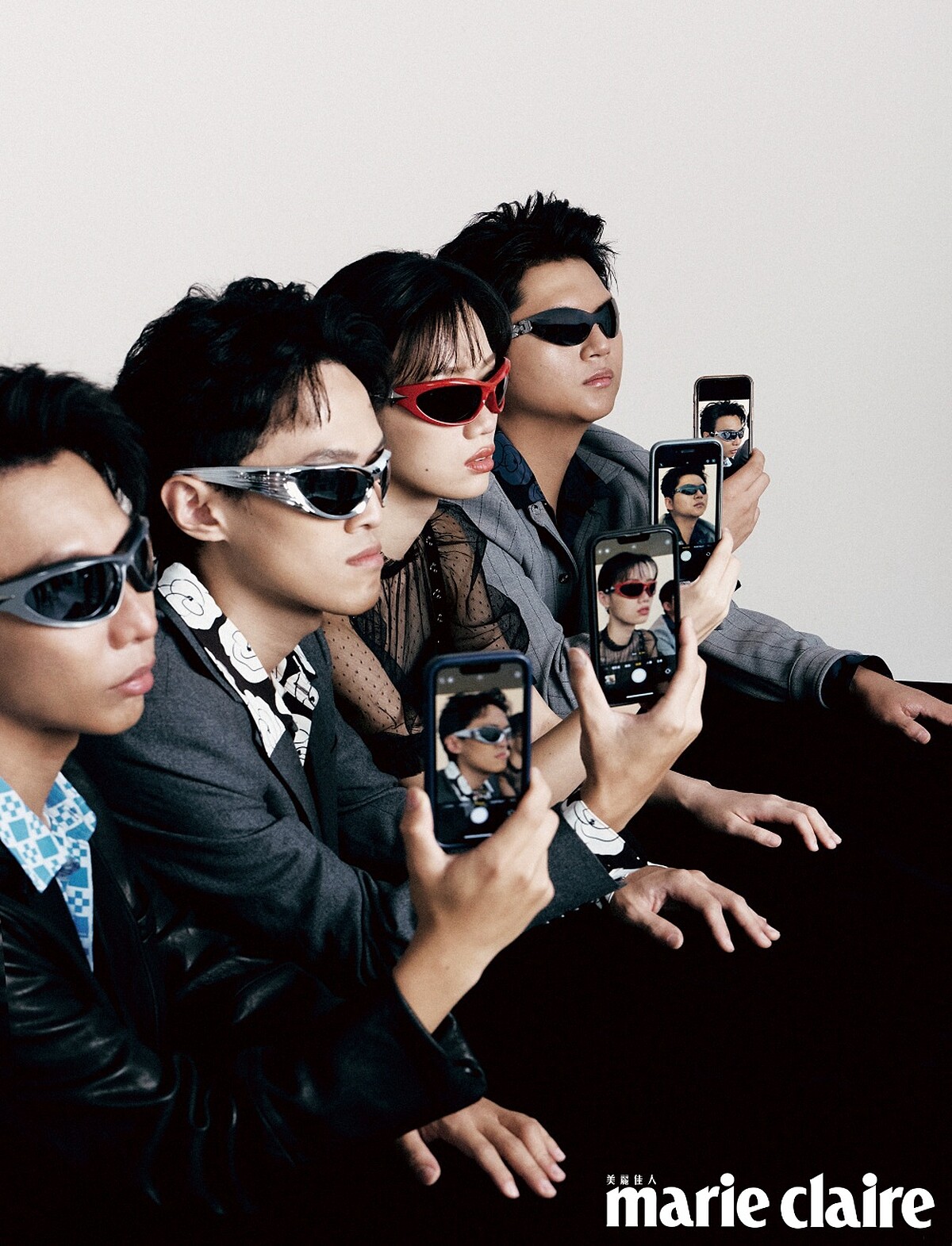 元耕：黑色皮外套、黑色短靴，both by Allsaints；藍色印花襯衫、黑色西裝褲；both by Sandro；藍色前衛墨鏡，Gentle Monster。芷瑄：黑色網紗連身裙、銀色低筒靴 all by Allsaints；紅色前衛墨鏡，Gentle Monster。沂紳：灰色西裝外套、灰色西裝褲、咖啡色印花襯衫，all by Sandro；黑色短靴，Allsaints；銀色前衛墨鏡，Gentle Monster。 仲林：灰色條紋西裝外套、灰色條紋西裝褲，both by Bos；藍色印花襯衫，Sandro；黑色皮鞋，Allsaints；黑色前衛墨鏡，Gentle Monster。