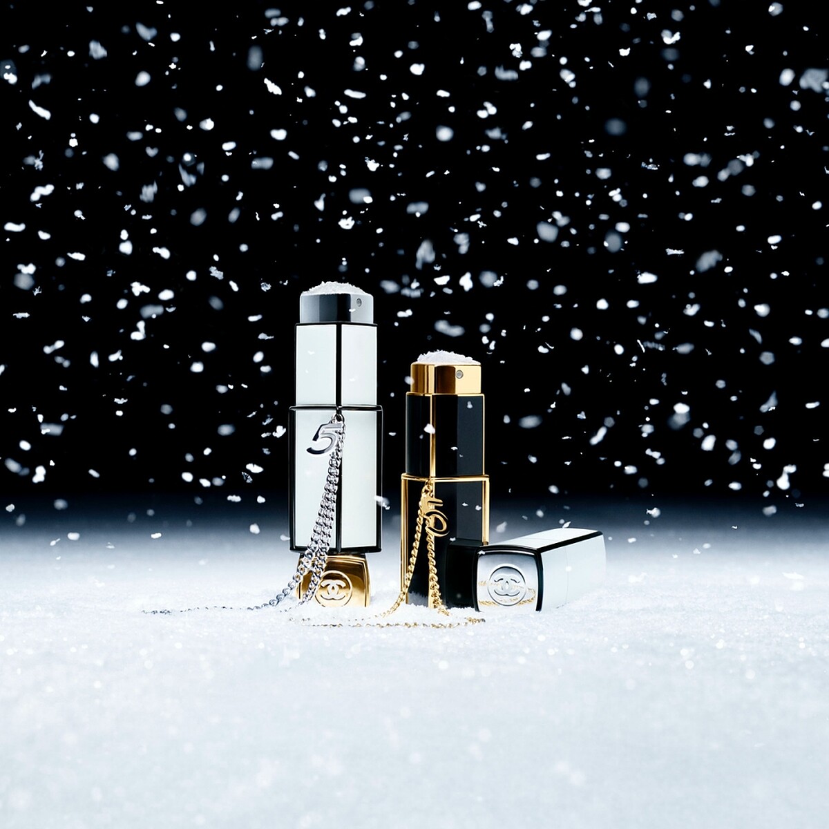 香奈兒N°5奇幻雪白隨行清新晨露淡香水與N°5奇幻雪白隨行典藏香水情境圖。