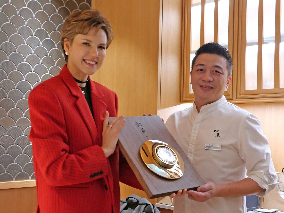 初魚鮨在台北101開設新店，「Royal Caviar Club」佐根女士也特地來台，並贈送了兩件藝術掛飾以慶祝新店開幕。