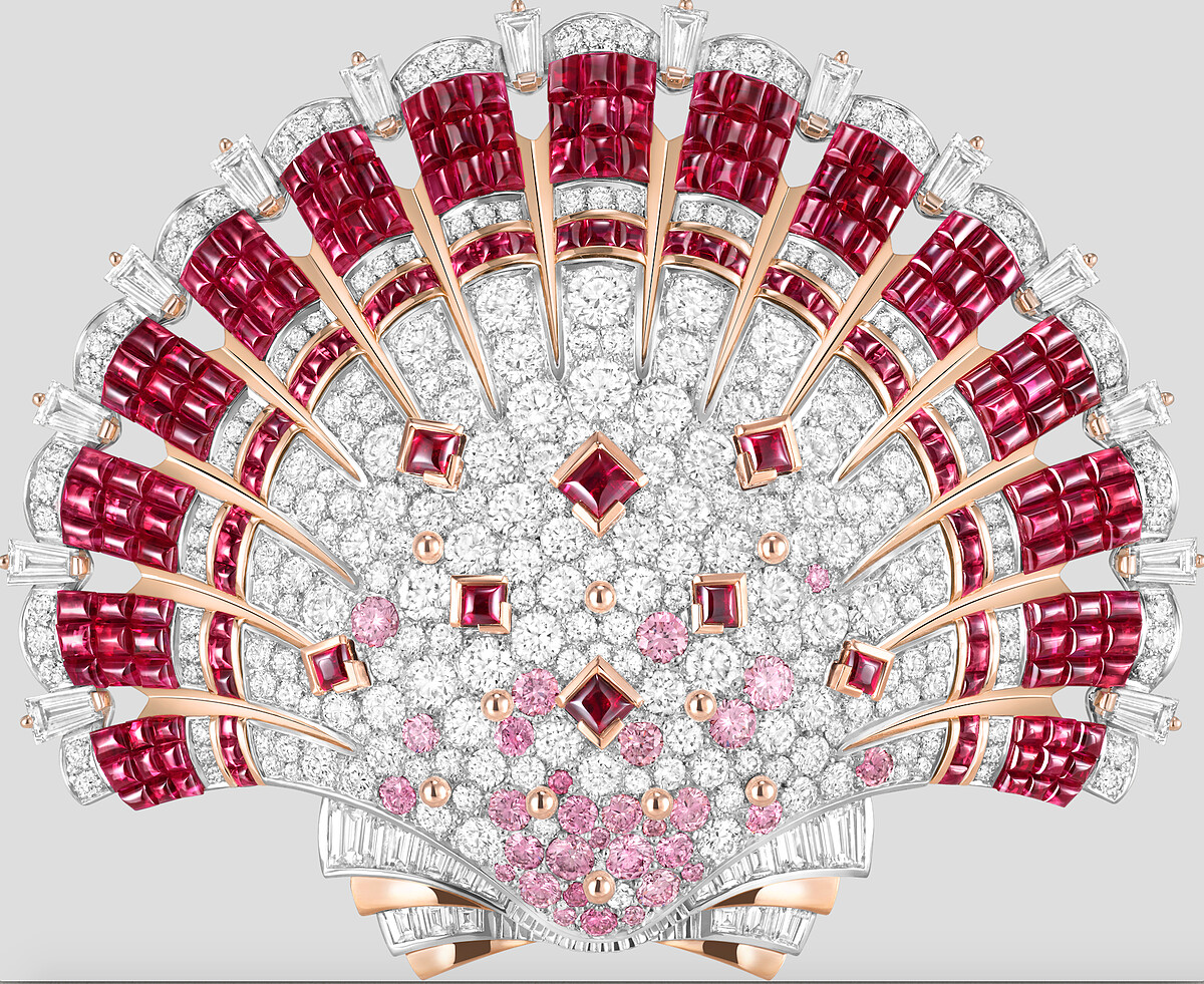 Coquillage Mystérieux胸針 白K金、黃K金、玫瑰金、Traditional Mystery Set隱密式鑲嵌拱面紅寶石、 祖母綠、紅寶石、白色養殖珍珠、粉紅色及白色鑽石