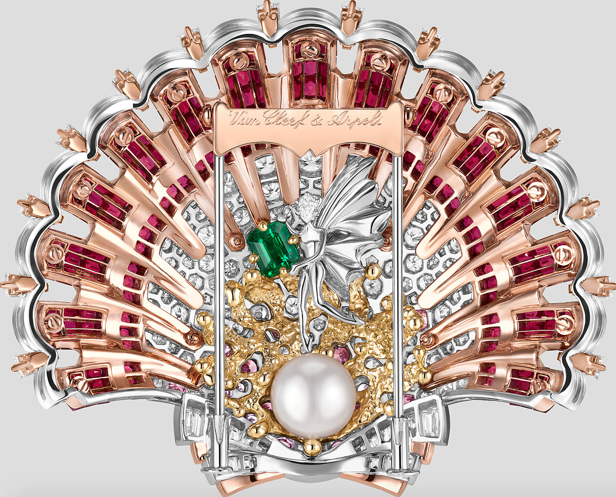 Coquillage Mystérieux胸針 白K金、黃K金、玫瑰金、Traditional Mystery Set隱密式鑲嵌拱面紅寶石、 祖母綠、紅寶石、白色養殖珍珠、粉紅色及白色鑽石