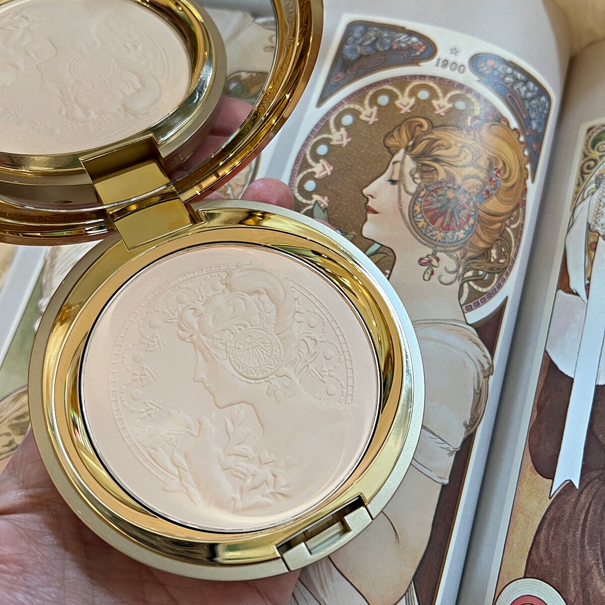 米蘭絶色蜜粉餅2025，粉餅上頭有超細緻的慕夏《羽毛》浮雕。