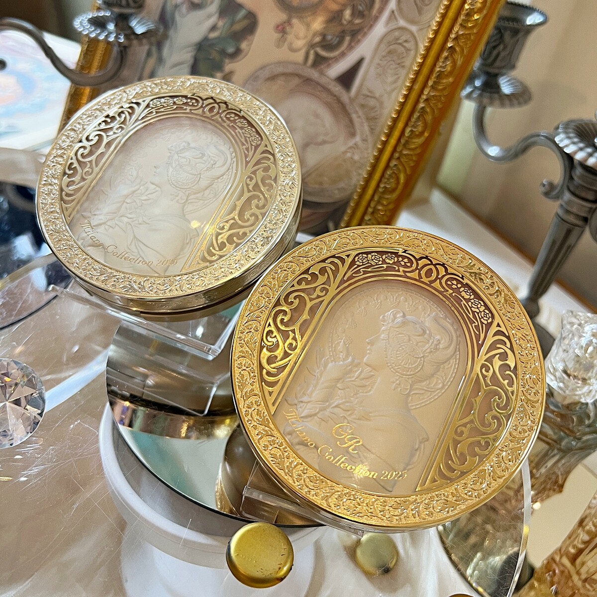 米蘭絶色蜜粉餅2025(左)銀色一般版、(右) 金色GR版。