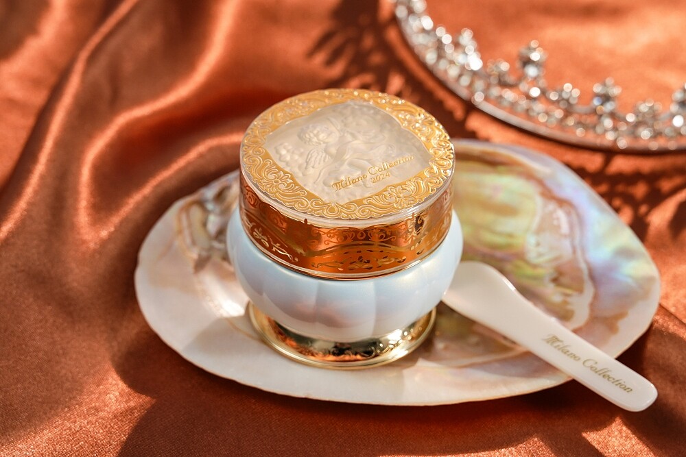 米蘭絕色瑰璨美肌乳主打不只是臉部，連頸部、前胸肌膚都可使用的妝前飾底。50g，NT2,700。