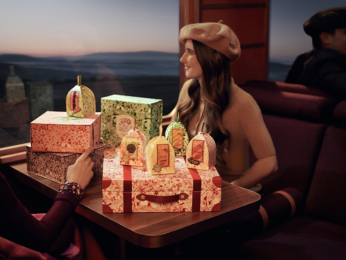 L&rsquo;OCCITANE歐舒丹奇幻探索之旅節慶彩球情境照。