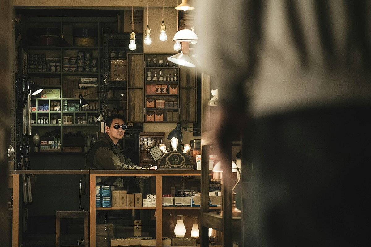 老闆鄭遠永的照明商店位於黑暗小巷，每日24小時營業。