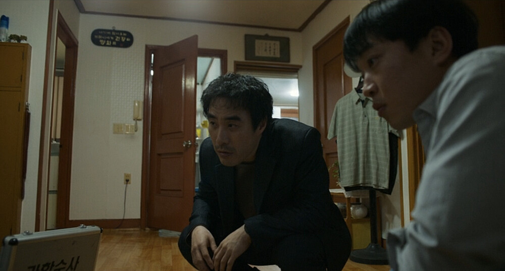 刑警在急性心肌梗塞而死的老人家中發現許多疑點。