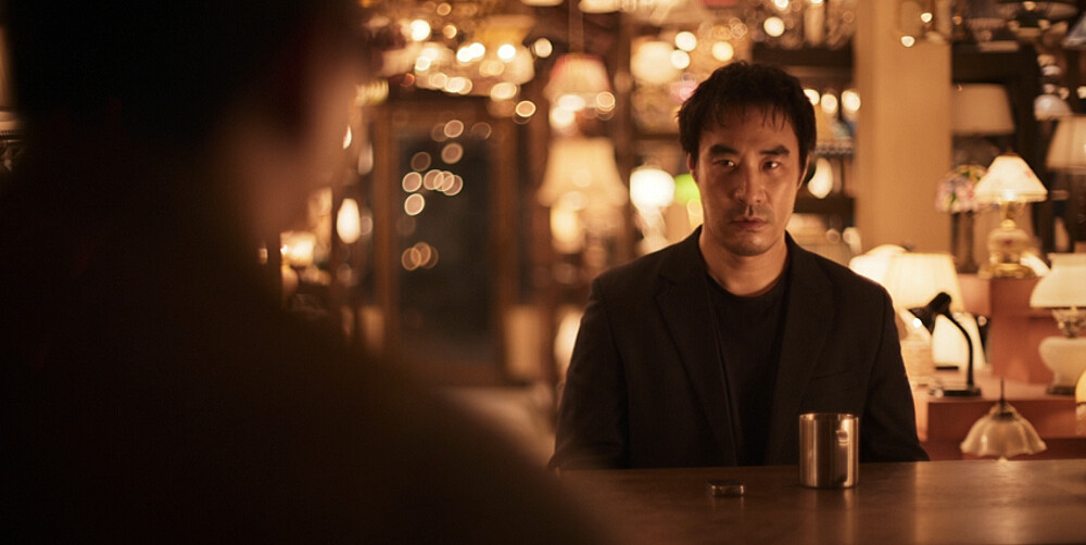 光顧照明商店後的刑警已經開始發現一切不太對勁。