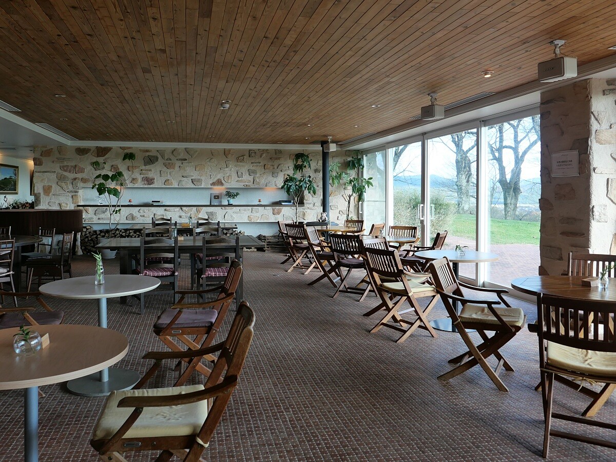 明亮寬敞的餐廳空間。