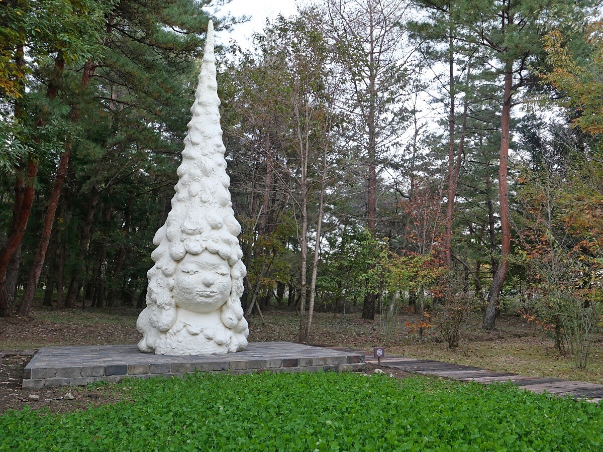 戶外有知名的作品《森林小姐/思考者》，與那須的四季美景做了完美的搭配。