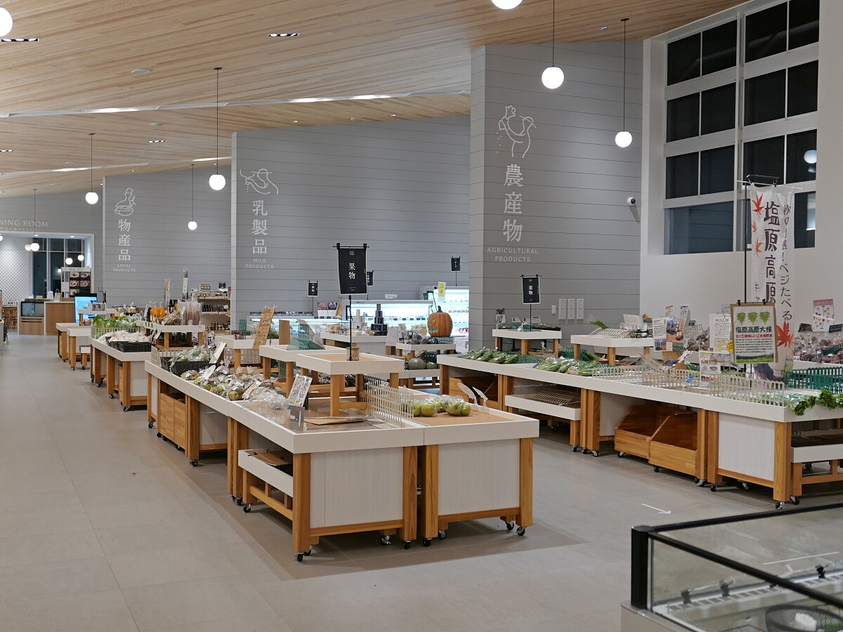 寬敞明亮的超市空間。