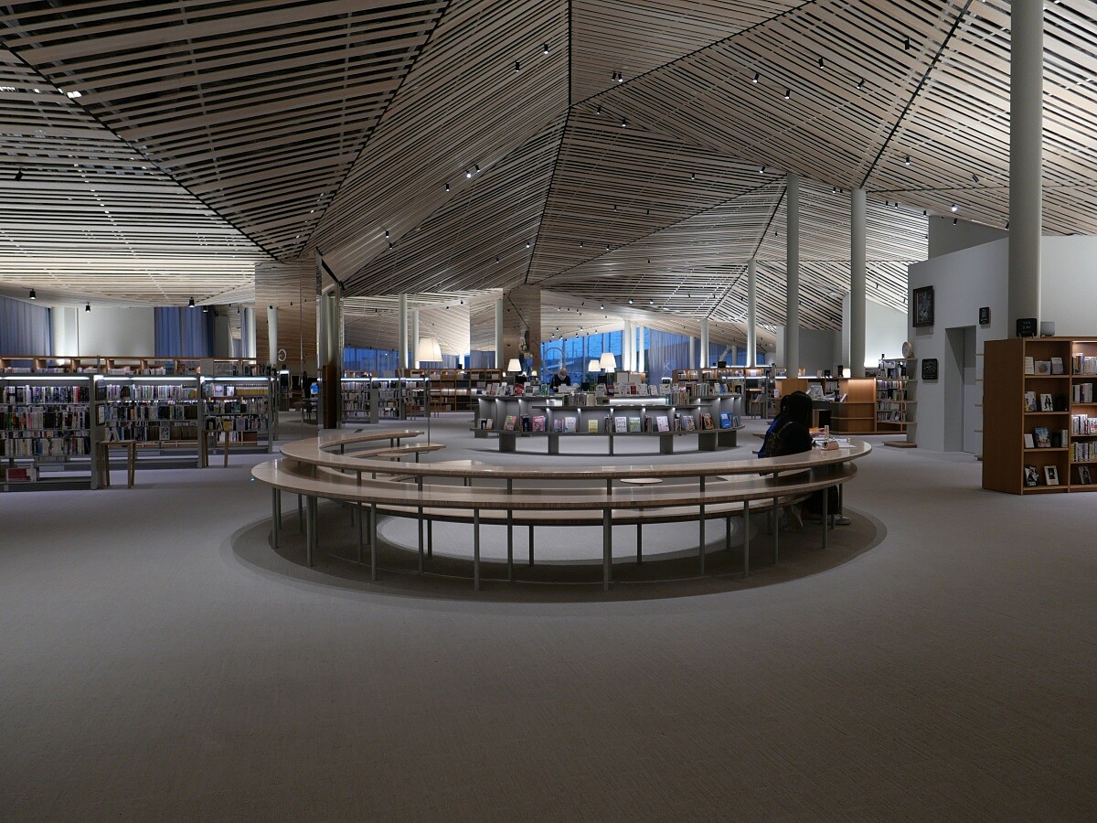 二樓整體空間的天花板設計模擬森林樹冠。