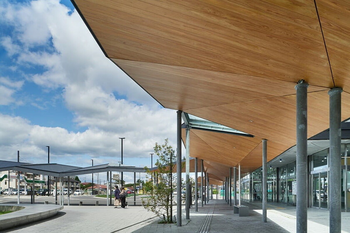 圖書館外觀也結合車站設計，成為景觀一致的城市風景。