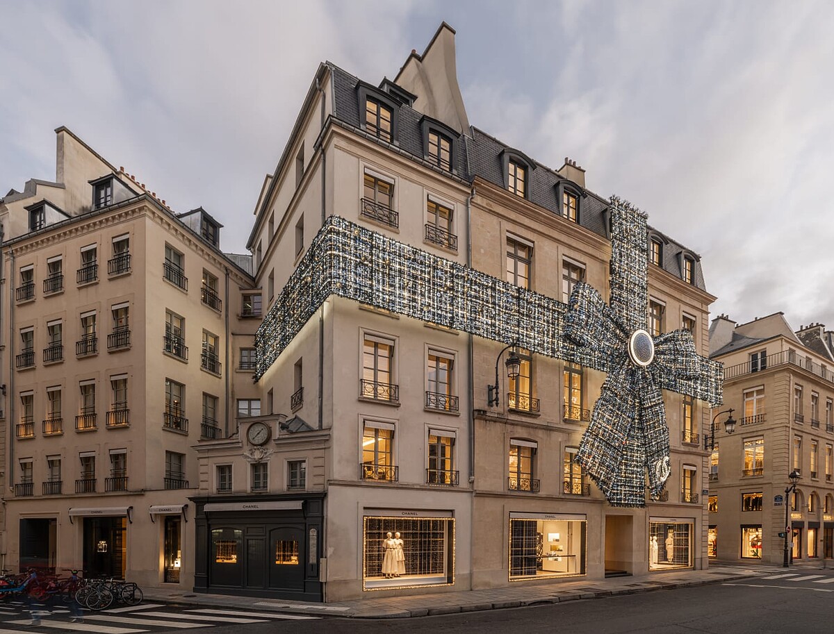 香奈兒巴黎康朋街19號總店也換上今年的耶誕裝飾主題，漂亮極了。