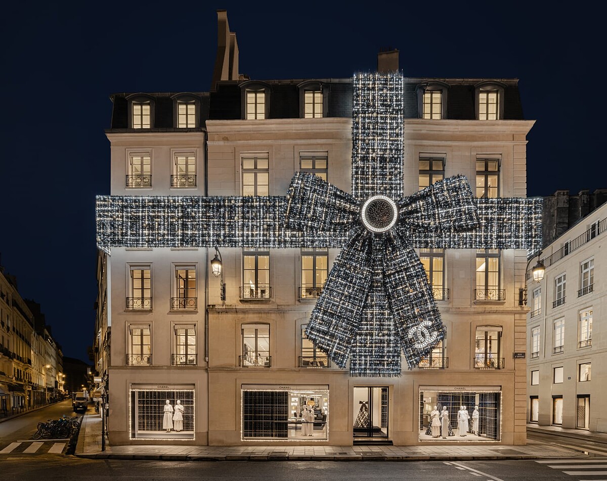 香奈兒巴黎康朋街19號今年以蝴蝶結為主題，將品牌符碼與祝福繫在一起。