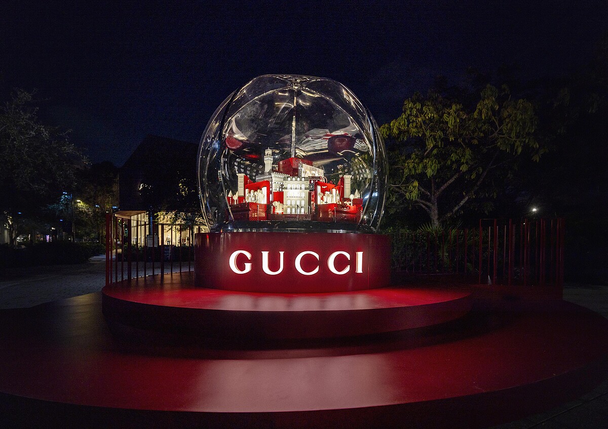 Gucci 在邁阿密的 Sweet Bird North Plaza 推出一顆聖誕雪花球慶祝耶誕的到來。