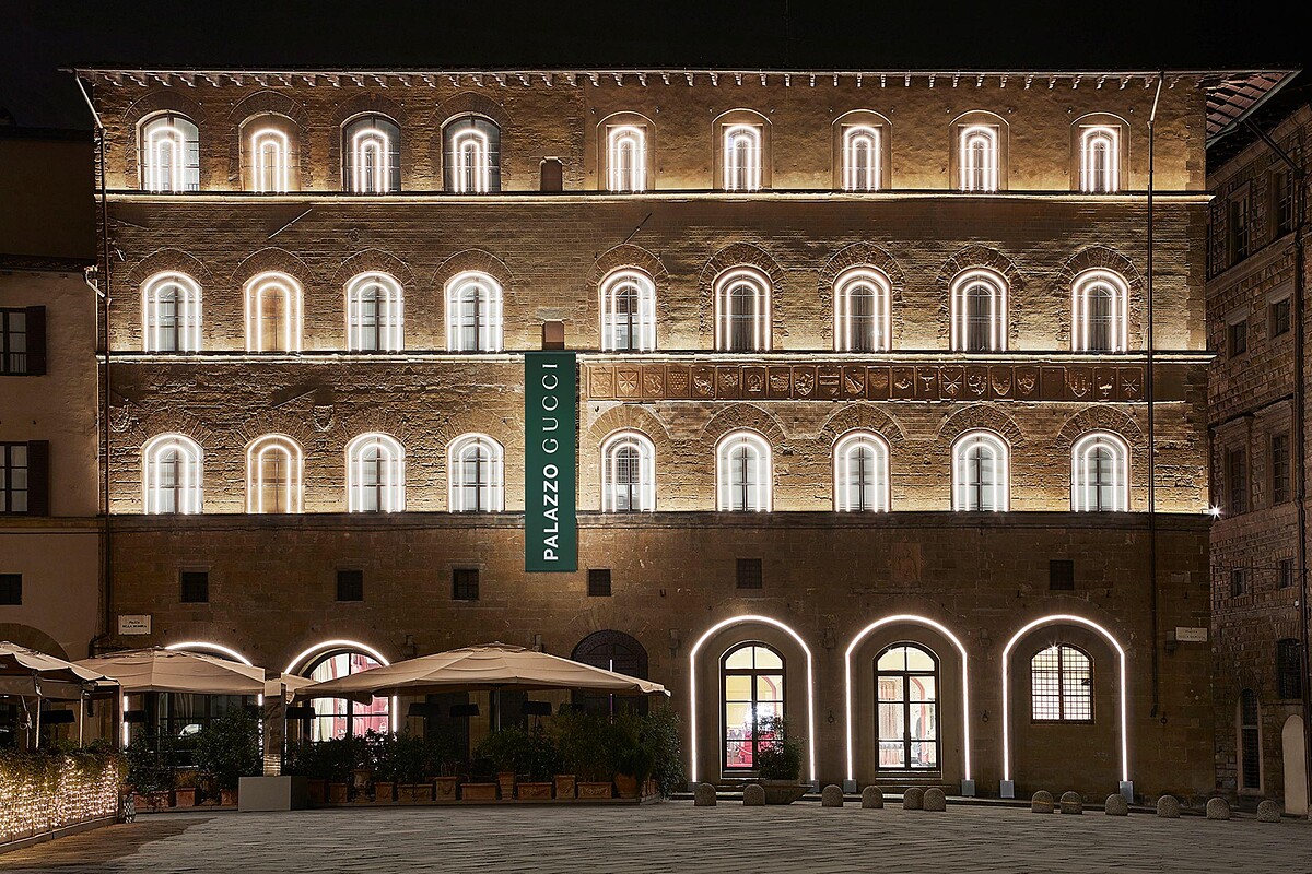 Gucci 點亮位於義大利佛羅倫斯的 Palazzo Gucci 外牆增添聖誕節慶氛圍。