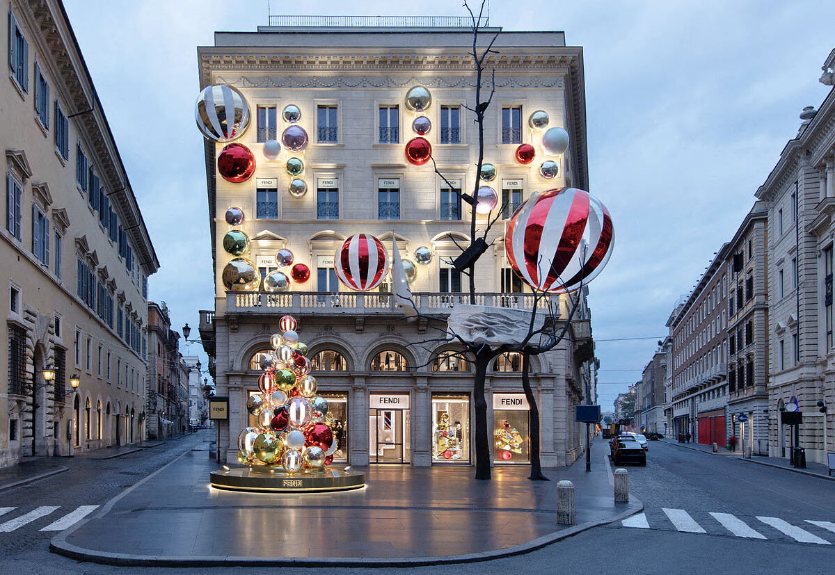 FENDI LOGO 搭配氣泡玻璃字母，成為今年佈置精品店散發節日氛圍的主軸。