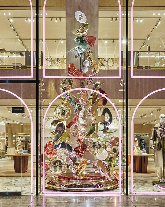 FENDI位於東京的聖誕樹裝置。這棵聖誕樹以五顏六色的玻璃小飾品、氣泡狀的 FENDI 字母和活力十足的 FF LOGO 為細節，完美展現品牌對美學與細節的追求。透過這一創意裝置，FENDI 將節日的夢幻與品牌的經典符號完美結合，打造出令人難忘的視覺體驗。