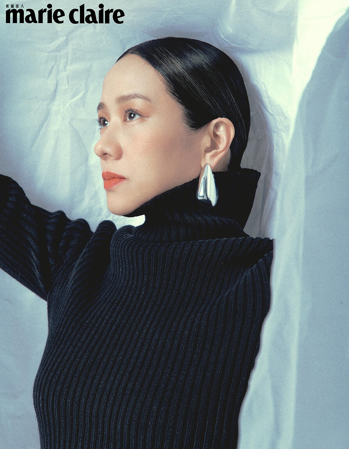 金色耳環,Bottega Veneta;黑色高領針織衫,Hermès。