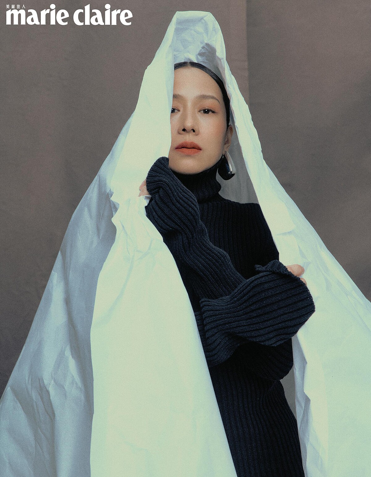 金色耳環,Bottega Veneta;黑色高領針織衫,Hermès。