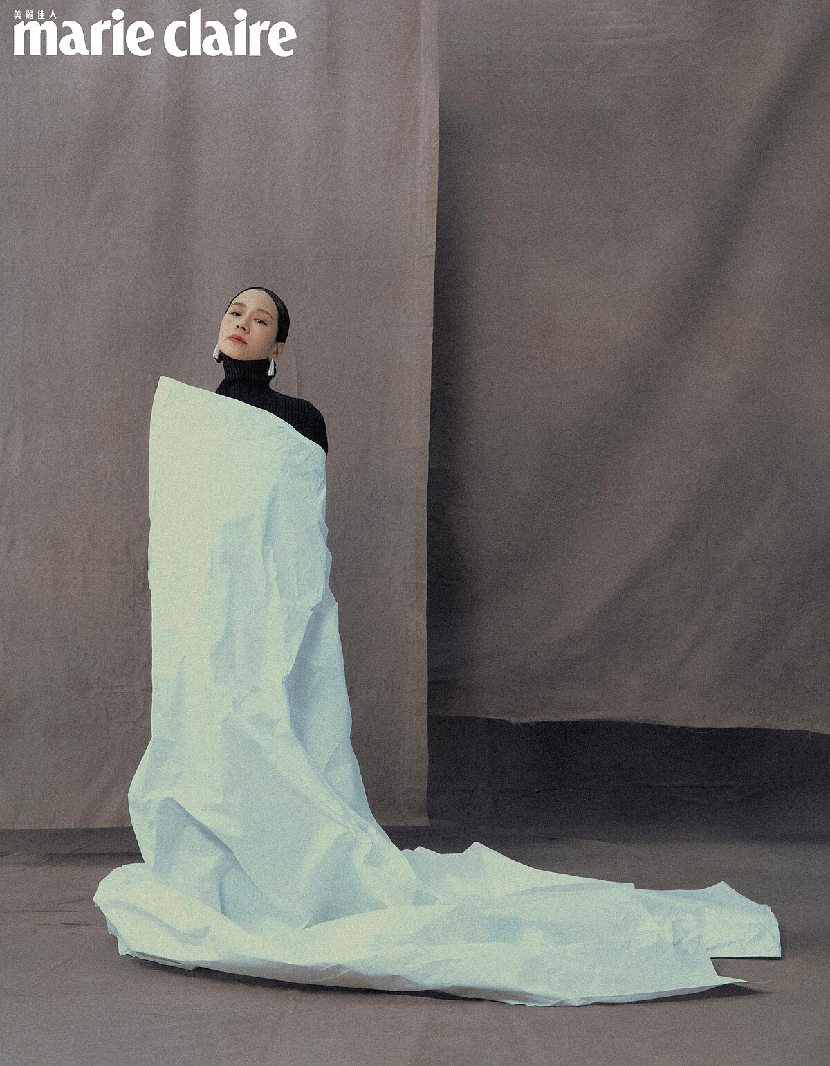 金色耳環,Bottega Veneta;黑色高領針織衫,Hermès。