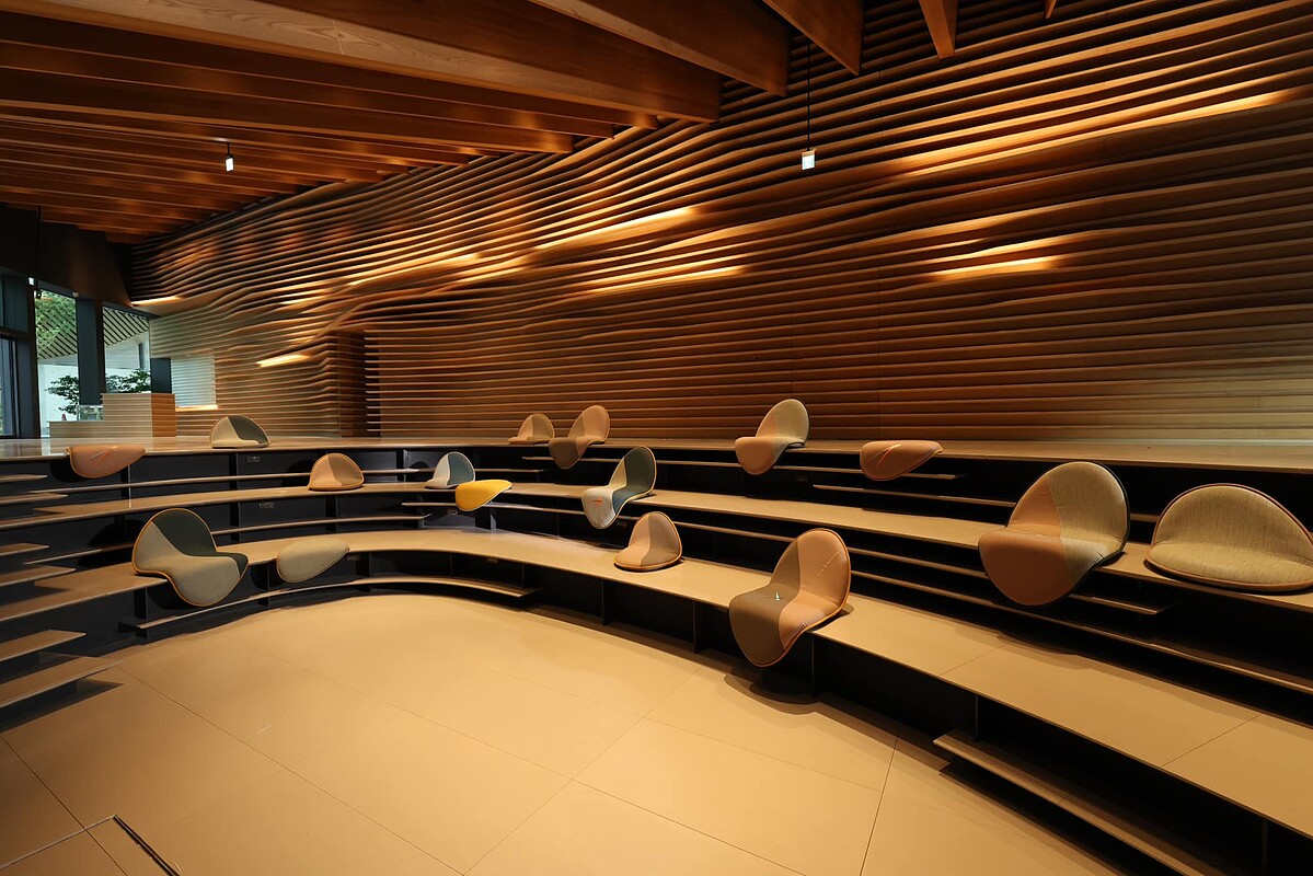 台灣設計團隊「生活起物」設計的互動家具，則將世界名畫顛覆翻玩。