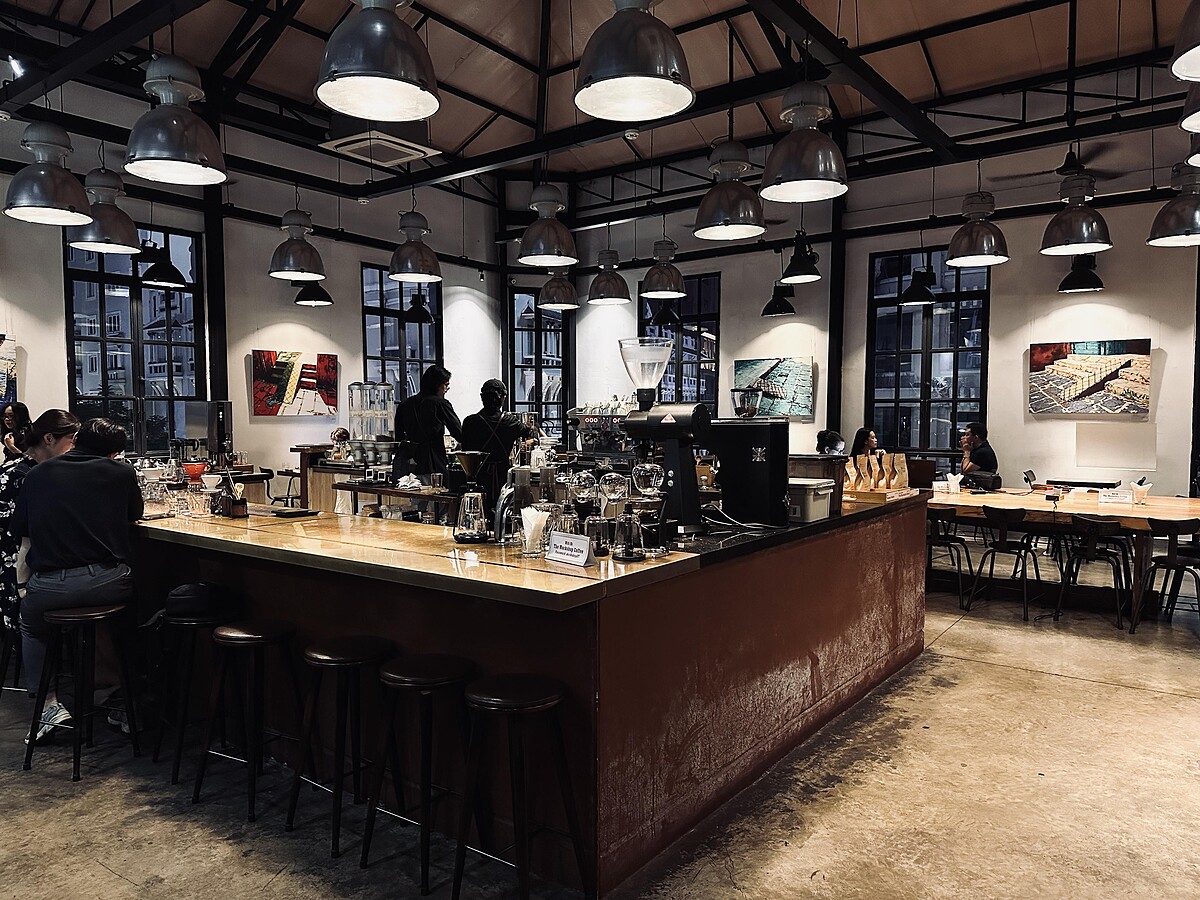 圍繞著巨大吧台，選擇吧台或是窗邊的位置都能有不同的風情。