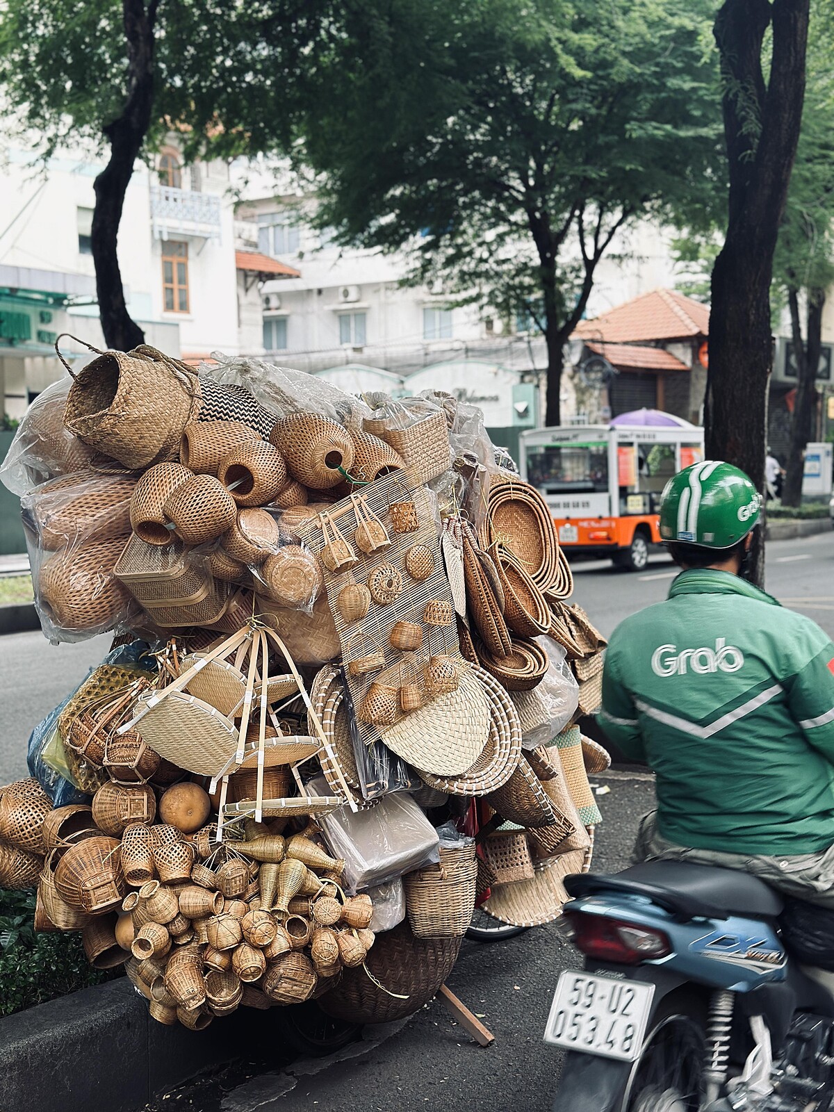XLlll Specialty位於胡志明最熱鬧的區域，經常能見到這類的攤販在附近。