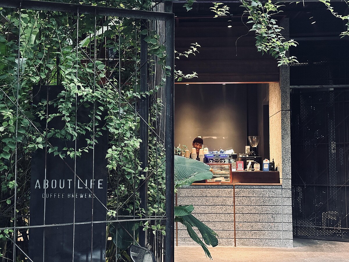 走進巷子最深處，便能見到About Life的招牌。