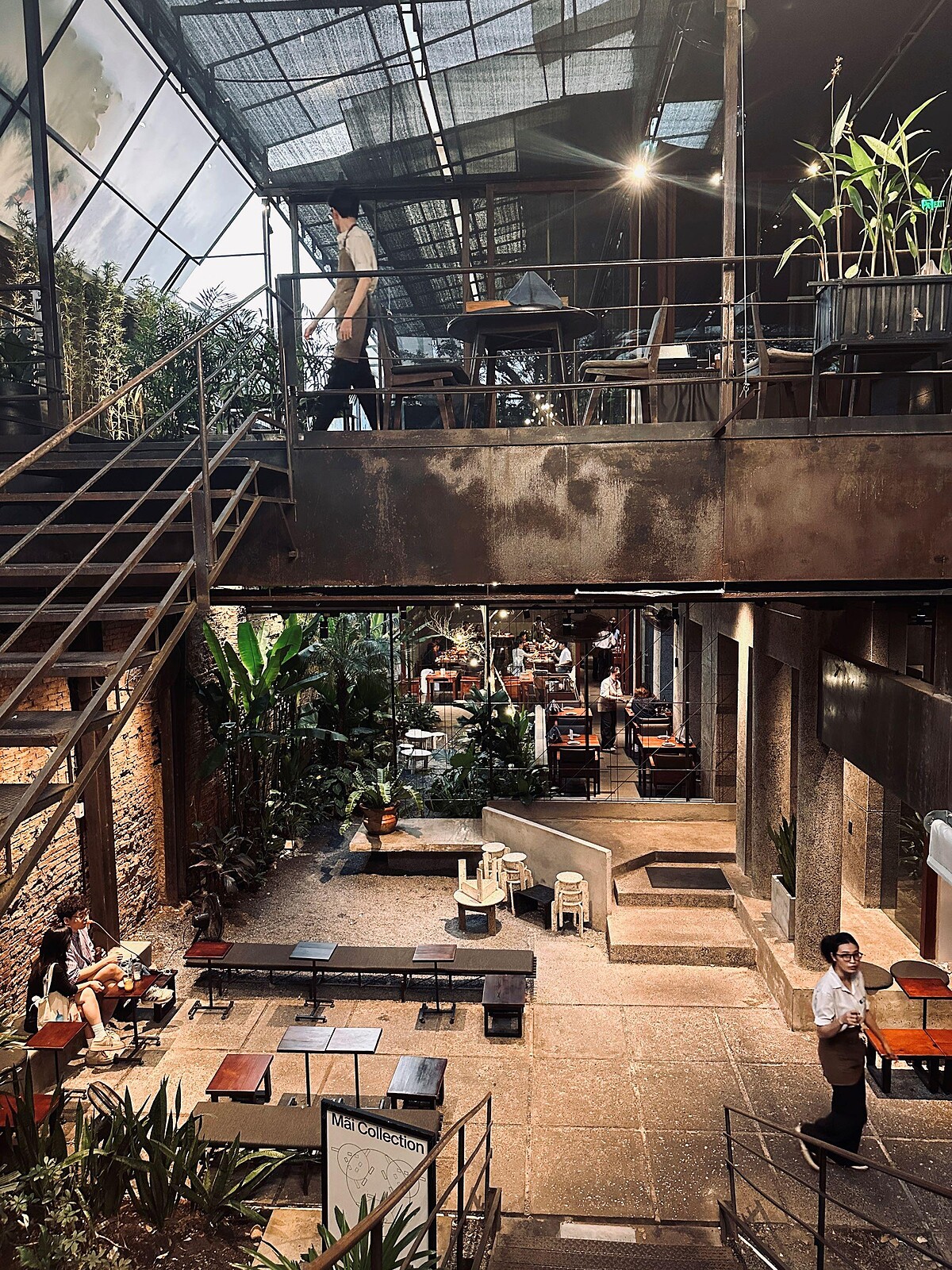 樓上與一樓室內是知名Pizza店4P&rsquo;s，建議下午喝咖啡，接著晚上吃胡志明最夯的Pizza。