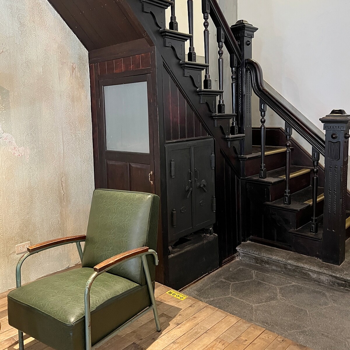 五福商店店內樓梯下隱藏的神秘錢箱。