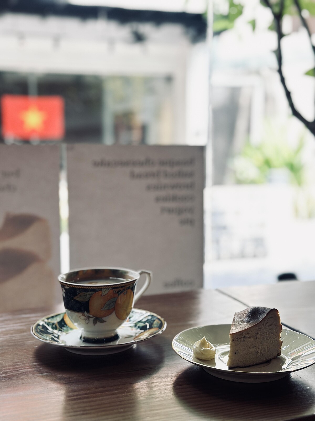 一樓靠窗的位置可以觀賞胡志明小巷弄的風景。