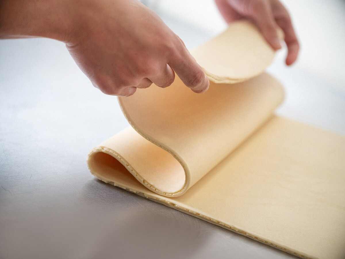 2021年，更以德麥法國萊思克盃國王派大賽獲得冠軍而聞名，成為台灣烘焙界的焦點人物。