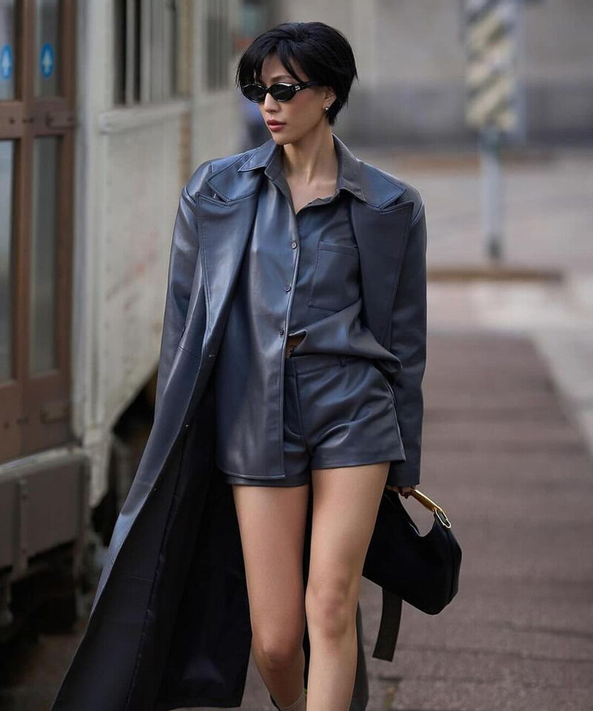 莫莉 Molly Chiang 手提 Elleme Small Boomerang Leather 黑色包款。